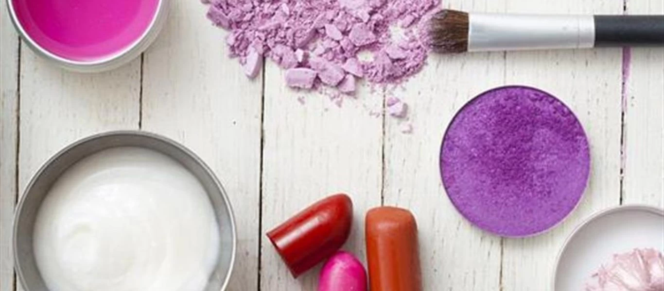 Επιστήμονες βρήκαν επικίνδυνες ουσίες σε καλλυντικά - Ποιοι είναι οι δυνητικοί κίνδυνοι για την υγεία